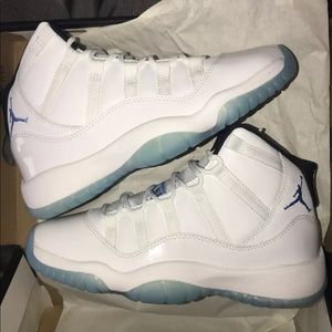 JORDAN 11 LEGEND BLUE YOUTH GS SIZE 4.5